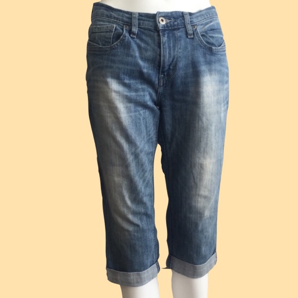 ⭐️5/$30 Levi cropped washed denim jeans